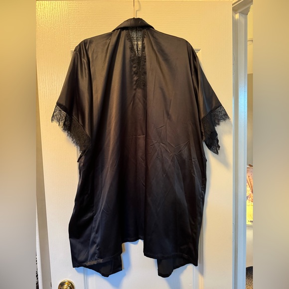 Black robe - Picture 3 of 3